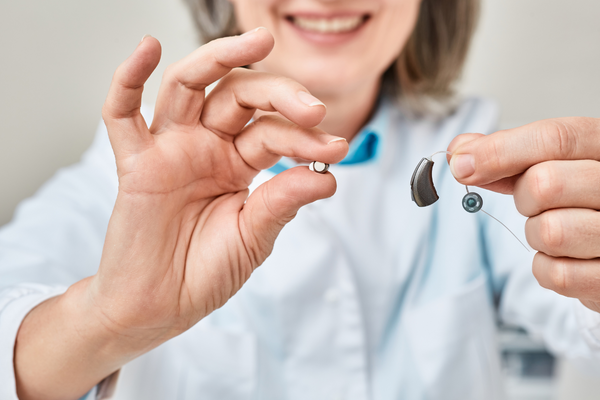 Aides auditives rechargeables ou aides auditives à piles : un guide complet pour choisir l’option adaptée