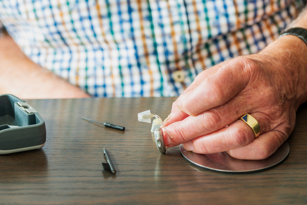 Guide ultime de nettoyage et d’entretien des aides auditives : conseils pour améliorer la longévité et les performances