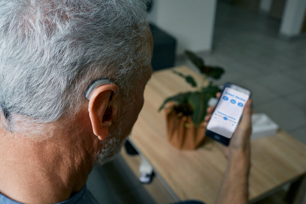 Comment associer vos aides auditives à votre smartphone (iPhone et Android)